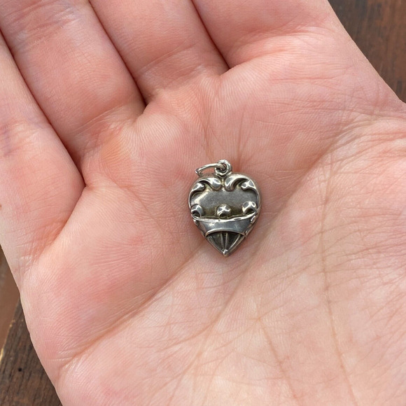 Vintage 925 Sterling Silver Repousse Ribbon Puffy Heart Pendant Bracelet Charm - Picture 1 of 3